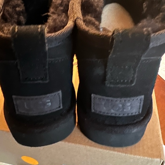 New with tags box UGG Ultra mini- size 7 - Picture 2 of 3